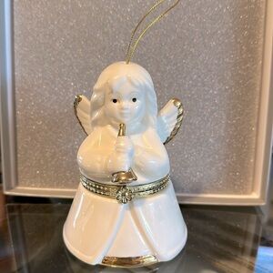 Vintage 2010 Mr. Christmas Angel Musical Ornament. Plays "Joy to the Wold